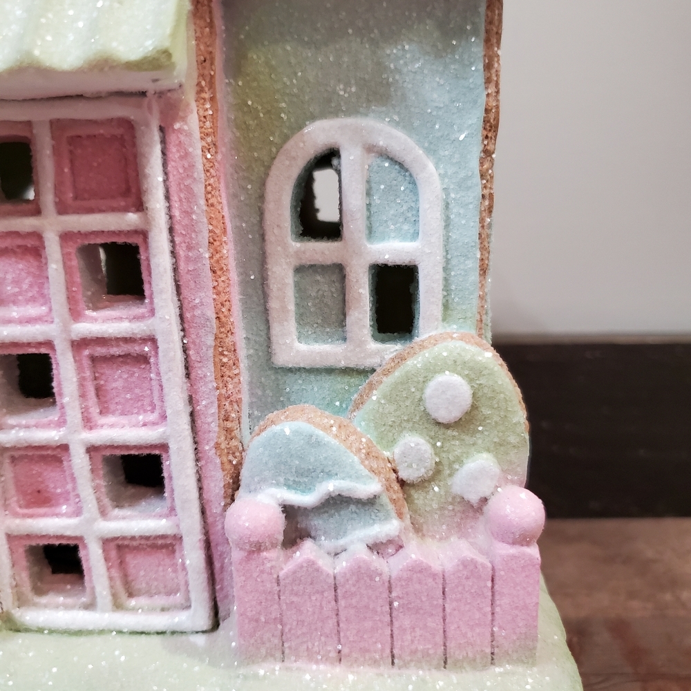 Pastel Easter Gingerbread House-NWT - Picture 3 of 9